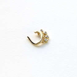 Earcuff cover gold circones blancos colgantes color Dorado y adorno Circones blancos colgantes perspectiva 1