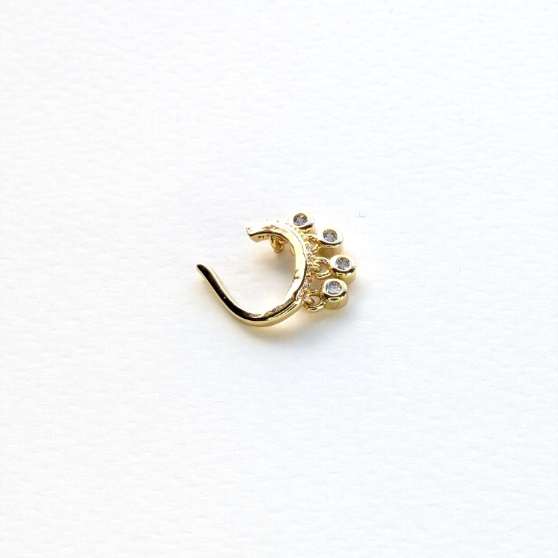 Earcuff cover gold circones blancos colgantes color Dorado y adorno Circones blancos colgantes perspectiva 1 Earcuff cover gold circones blancos colgantes color Dorado y adorno Circones blancos colgantes perspectiva 1