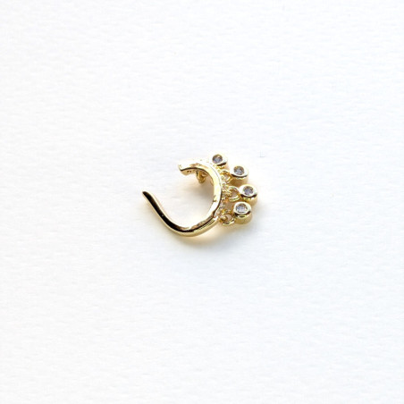 Earcuff cover gold circones blancos colgantes color Dorado y adorno Circones blancos colgantes perspectiva 1