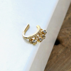 Earcuff cover gold circones blancos colgantes color Dorado y adorno Circones blancos colgantes perspectiva 4