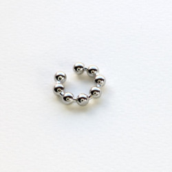 Earcuff cover esferas color Plateado perspectiva 2