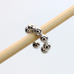 Earcuff cover esferas color Plateado perspectiva 3