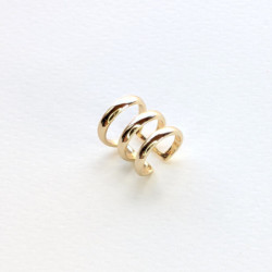 Earcuff cover gold resorte 3 líneas perspectiva 2