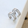 Earcuff cover gold resorte blancos perspectiva 4