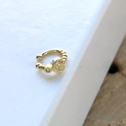Earcuff cover gold corazón blanco perspectiva 4