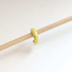 Earcuff vinilo colores biselado color Amarillo perspectiva 3