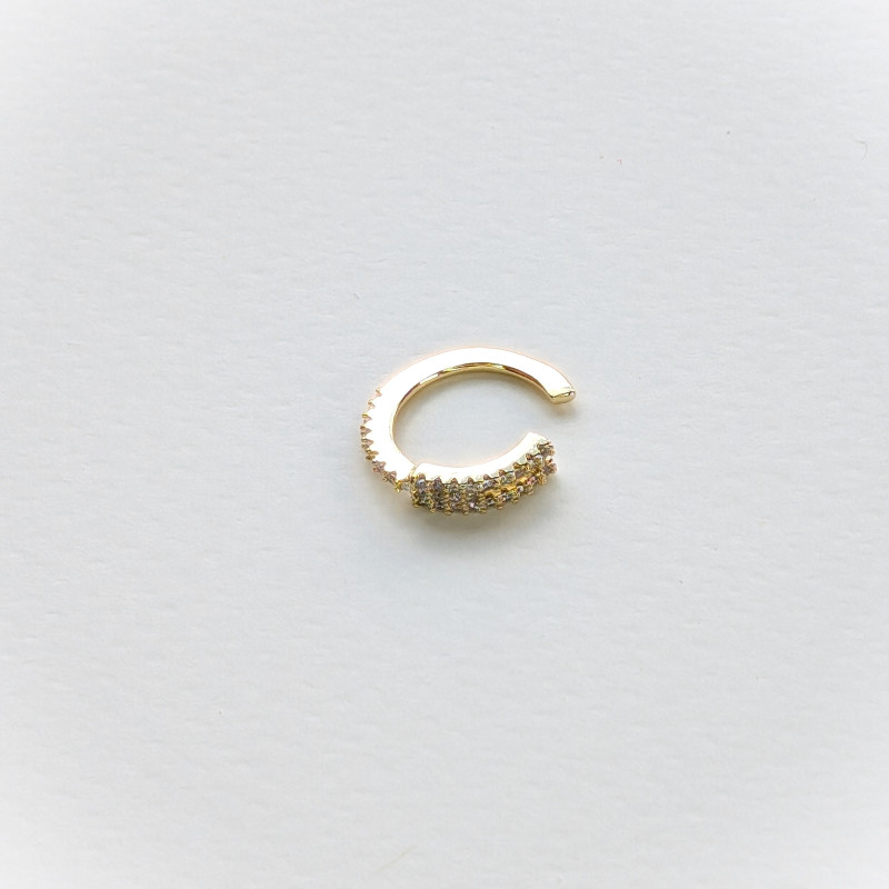 Earcuff cover gold bifurcado circones blancos perspectiva 1 Earcuff cover gold bifurcado circones blancos perspectiva 1