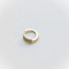 Earcuff cover gold bifurcado circones blancos perspectiva 2