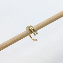 Earcuff cover gold bifurcado circones blancos perspectiva 3