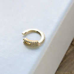 Earcuff cover gold bifurcado circones blancos perspectiva 4