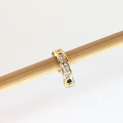 Earcuff cover gold serpiente circones blancos perspectiva 3