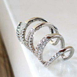 Earcuff plateado zic zac con circones blancos perspectiva 3