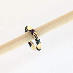 Earcuff dorado vetas con circones de colores perspectiva 3