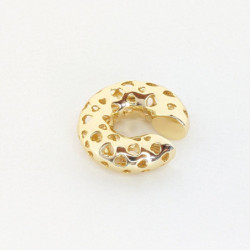 Earcuff Chunky dorado perforado corazones perspectiva 1