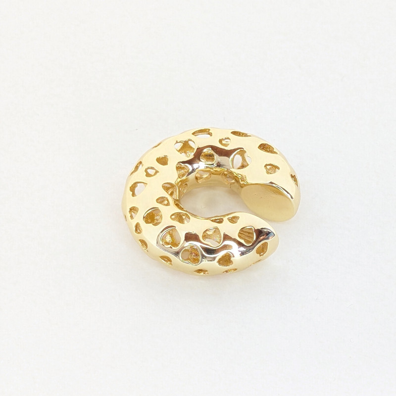Earcuff Chunky dorado perforado corazones perspectiva 1 Earcuff Chunky dorado perforado corazones perspectiva 1