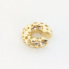 Earcuff Chunky dorado perforado corazones perspectiva 1