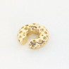 Earcuff Chunky dorado perforado corazones perspectiva 2