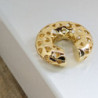 Earcuff Chunky dorado perforado corazones perspectiva 4
