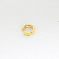 Earcuff vinilo amarillo perspectiva 2