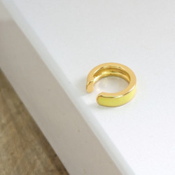 Earcuff vinilo amarillo perspectiva 4