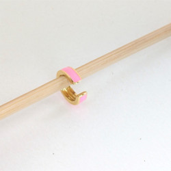 Earcuff vinilo rosado perspectiva 3