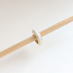 Earcuff vinilo biselado color Blanco perspectiva 3