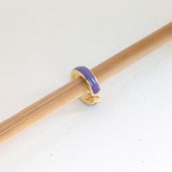 Earcuff sencillo morado perspectiva 3