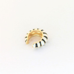 Earcuff vinilo colores blanco y negro perspectiva 2