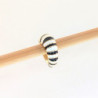 Earcuff vinilo colores blanco y negro perspectiva 3