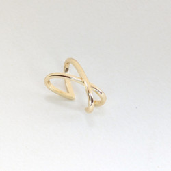 Earcuff colgante doble línea cruzado dorado perspectiva 1