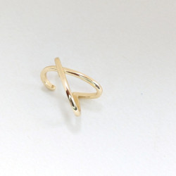 Earcuff colgante doble línea cruzado dorado perspectiva 2