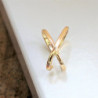 Earcuff colgante doble línea cruzado dorado perspectiva 4