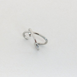 Earcuff colgante doble línea cruzado plateado perspectiva 1