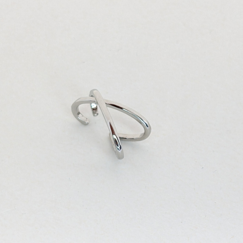 Earcuff colgante doble línea cruzado plateado perspectiva 1 Earcuff colgante doble línea cruzado plateado perspectiva 1