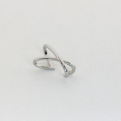 Earcuff colgante doble línea cruzado plateado perspectiva 2