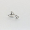 Earcuff colgante doble línea cruzado plateado perspectiva 2