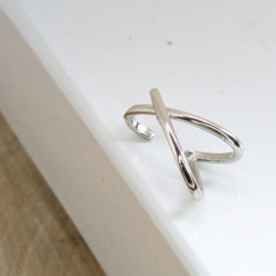 Earcuff colgante doble línea cruzado plateado perspectiva 4