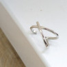 Earcuff colgante doble línea cruzado plateado perspectiva 4