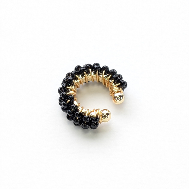 Earcuff tejido en mostacilla color Negro perspectiva 1