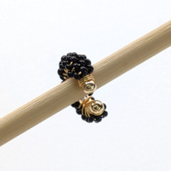 Earcuff tejido en mostacilla color Negro perspectiva 3