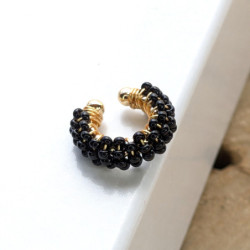 Earcuff tejido en mostacilla color Negro perspectiva 4