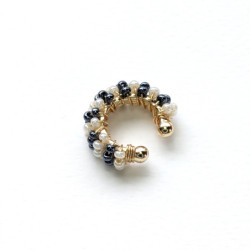 Earcuff tejido en mostacilla 2 colores Cebra perspectiva 1