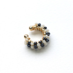 Earcuff tejido en mostacilla 2 colores Cebra perspectiva 2