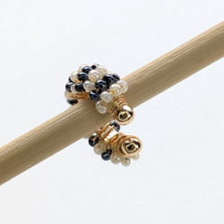 Earcuff tejido en mostacilla 2 colores Cebra perspectiva 3