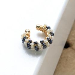 Earcuff tejido en mostacilla 2 colores Cebra perspectiva 4