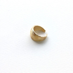 Earcuff cover gold concha color Dorado perspectiva 1
