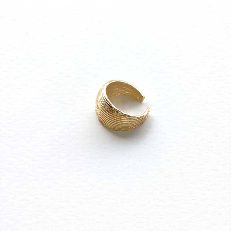 Earcuff cover gold concha color Dorado perspectiva 1 Earcuff cover gold concha color Dorado perspectiva 1