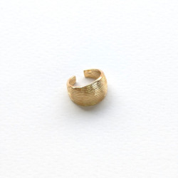 Earcuff cover gold concha color Dorado perspectiva 2