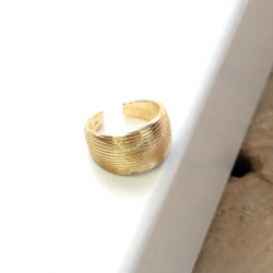 Earcuff cover gold concha color Dorado perspectiva 4