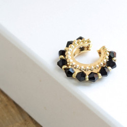 Earcuff tejido en cristales color Negro perspectiva 4